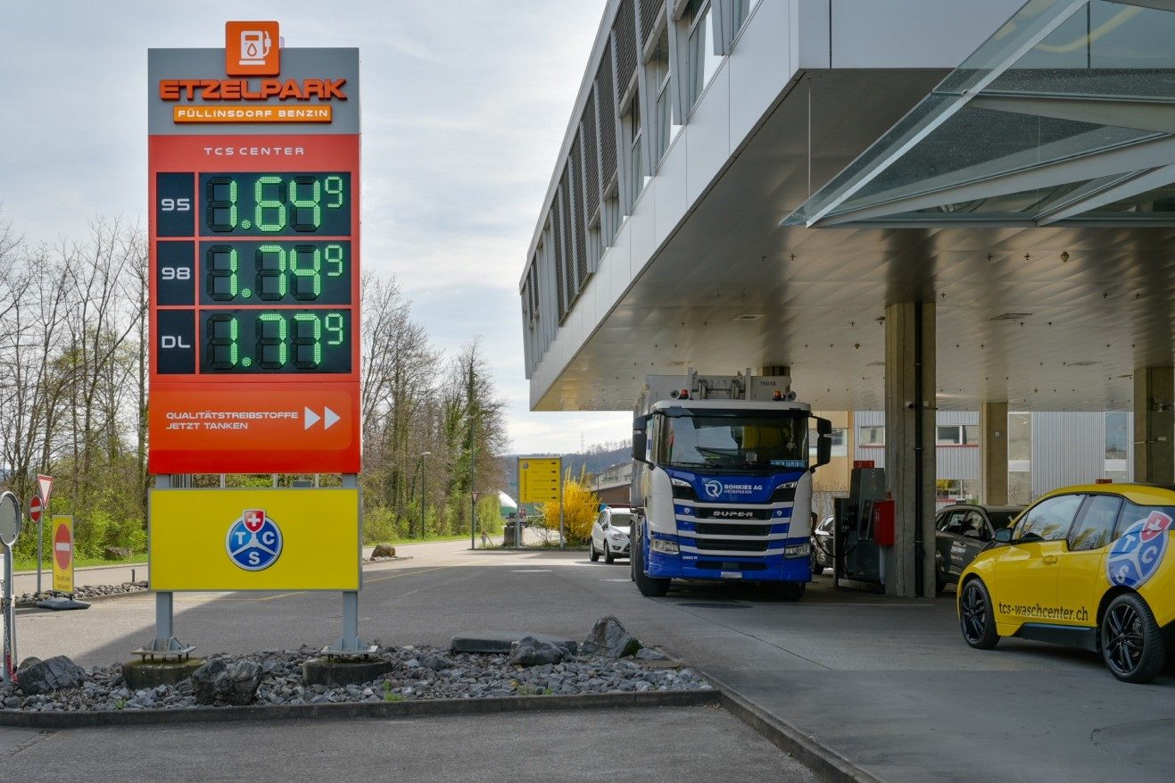 Etzelpark Tankstelle mit Preistafel